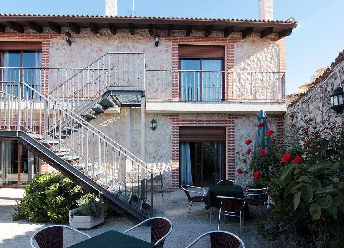 Apartamentos Turisticos Los Abuelos Montemayor de Pililla Eksteriør billede