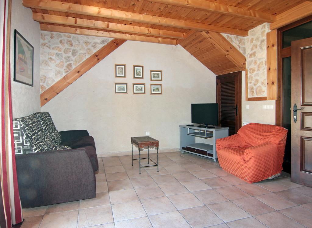 Apartamentos Turisticos Los Abuelos Montemayor de Pililla Eksteriør billede