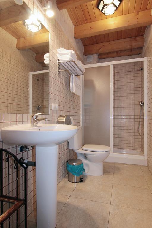 Apartamentos Turisticos Los Abuelos Montemayor de Pililla Eksteriør billede